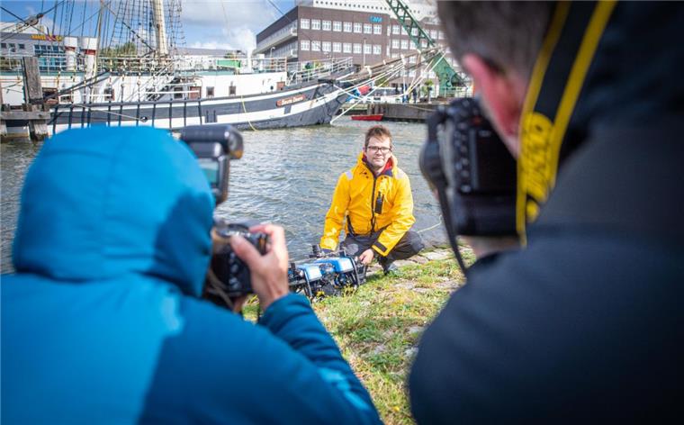 Caspar Ebner, Student an der Hochschule Bremerhaven, erläuterte den Medienvertretern kurz die Funktionsweise des Unterwasserroboters "Sunni".