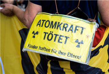 Gelbes "Atomkraft tötet"-Schild