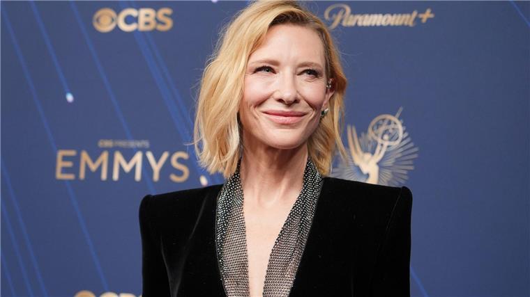 Cate Blanchett posiert bei den diesjährigen Emmy Awards in Los Angeles. Nun bekommt die Schauspielerin einen Bambi. (Archivbild)