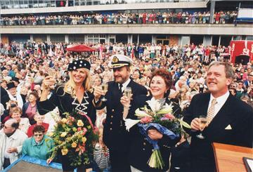 Caterina Valente mit Kapitän Leif H. Rodahl bei der Taufe der „Gripsholm“ in Bremerhaven. Einen Monat später lief das Schiff auf Grund.