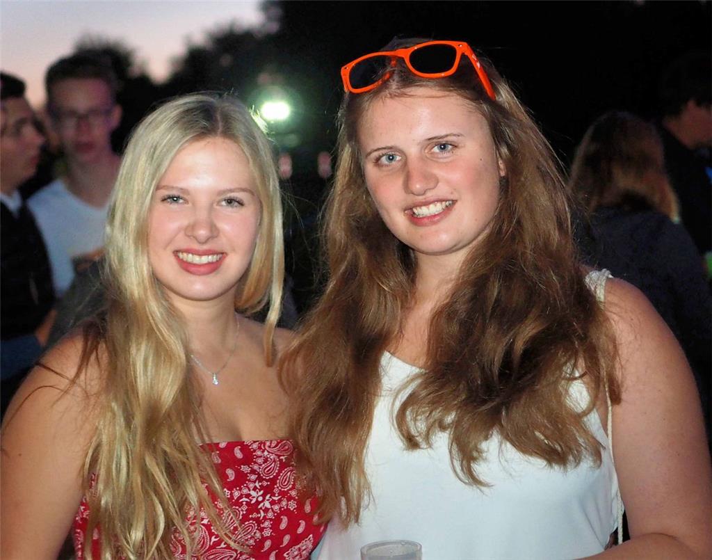 Catharina (links) und Freundin aus Neuenwalde zeigten sich bei der Party von ihrer besten Seite.