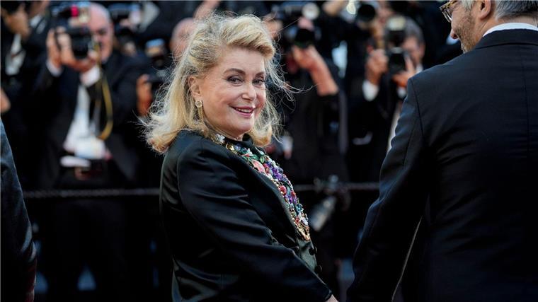 Catherine Deneuve über Kuss-Szene mit ihrer Tochter Catherine Deneuve bei der Premiere des Films „Marcello Mio“ in Cannes.