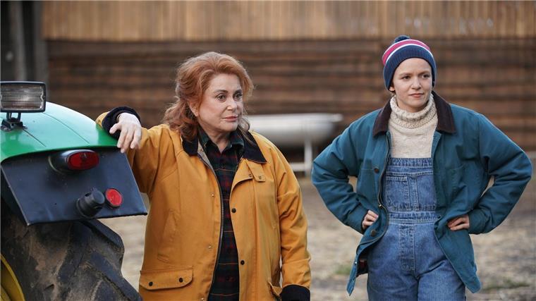 „Funny Birds - Das Gelbe vom Ei“: Mit Herz, Witz und Hühnern Catherine Deneuve (l) als Solange und Morgan Saylor als ihre Enkelin Charlie in einer Szene des Films „Funny Birds - Das Gelbe vom Ei“.