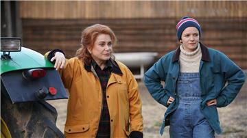 Catherine Deneuve (l) als Solange und Morgan Saylor als ihre Enkelin Charlie in einer Szene des Films „Funny Birds - Das Gelbe vom Ei“.