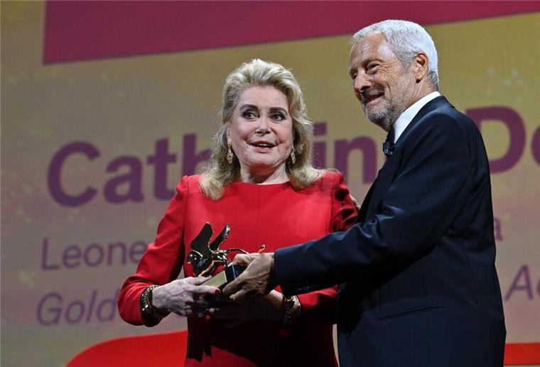 Catherine Deneuve wird 80 Catherine Deneuve wird 2022 in Venedig von Festivalpräsident Roberto Cicutto geehrt.