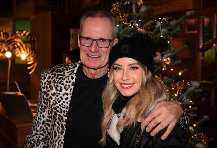Cathy Hummels feiert Weihnachten in Abu Dhabi Cathy Hummels mit ihrem Vater Fredi Fischer bei der Weihnachtsaktion im Teatro Spiegelzelt.