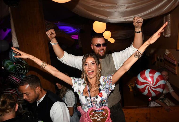 Cathy Hummels und Rapper Kollegah feiern im Cafe Kaiserschmarren.