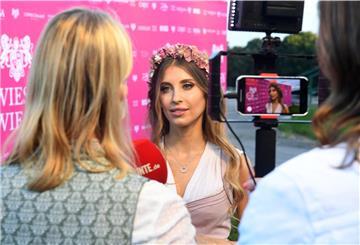 Cathy Hummels zeigt sich bei der „Wiesn Wiesn Charity Night“, die unter dem Motto „Ich liebe das Leben“ in der Käfer Alm an der Galopprennbahn München gefeiert wurde. Bei der Veranstaltung werden Spenden zugunsten der Stiftung Deutsche Depressionshilfe gesammelt für das Cathy Hummels Programm. 