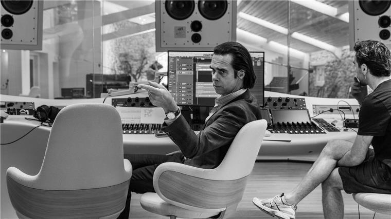 Cave nahm die Arbeit für das Album, das nach Neustart klingt, passenderweise am Neujahrstag 2023 auf.