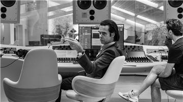 Cave nahm die Arbeit für das Album, das nach Neustart klingt, passenderweise am Neujahrstag 2023 auf.