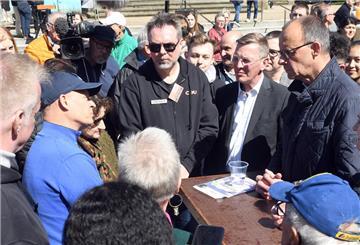 CDU-Chef Friedrich Merz (rechts) hat Bremerhaven besucht. Er sieht großes Potenzial in Bremen und Bremerhaven.