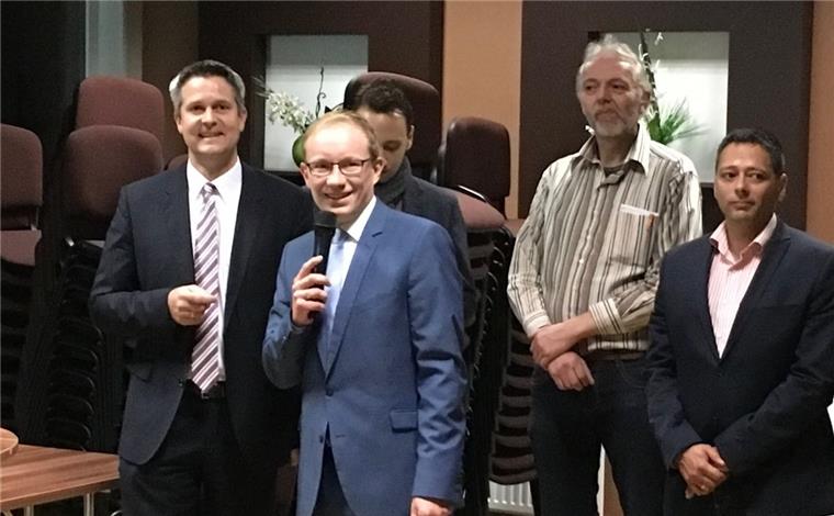 CDU-Kandidat Lasse Weritz (2. v. links) zieht nach der Niedersachsen-Wahl in den Landtag ein.