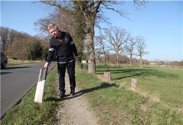 CDU-Ratsmitglied Heinz Bühring zeigt einen der „abrasierten“ Leitpfosten zwischen Driftsethe und Tannendorf.
