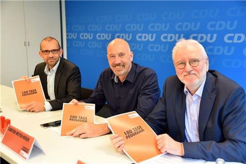 CDU-Spitzenkandidat Carsten Meyer-Heder (Mitte) stellt zusammen mit CDU-Fraktionschef Thomas Röwekamp (links) und dem CDU-Bildungspolitiker Thomas vom Bruch das 100-Tage-Regierungsprogramm vor. 
