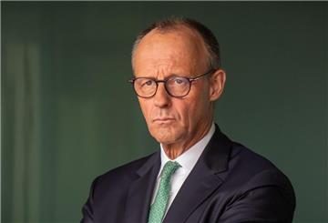 Bundeskanzler Friedrich Merz (CDU) kommt aus dem Kanzleramt, um die Bundespräsidentin der Schweiz mit militärischen Ehren zu empfangen.