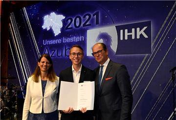 Cedric Manzke (Mitte) aus der Gemeinde Stadland hat seine IHK-Abschlussprüfung mit dem besten Ergebnis im Beruf Fluggerätmechaniker Fachrichtung Fertigungstechnik bestanden. IHKN-Geschäftsführerin Maike Bielfeldt und IHKN-Präsident Uwe Goebel gratulierten ihm.