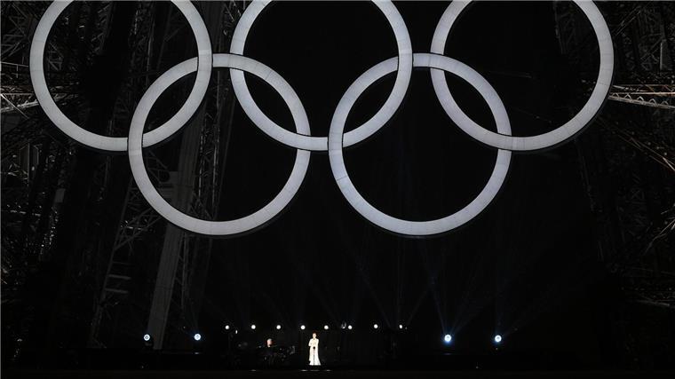 Olympia-Eröffnungsfeier als knallbuntes Spektakel im Regen Celine Dion bildete mit ihrem umjubelten Auftritt den Abschluss der Eröffnungsshow.