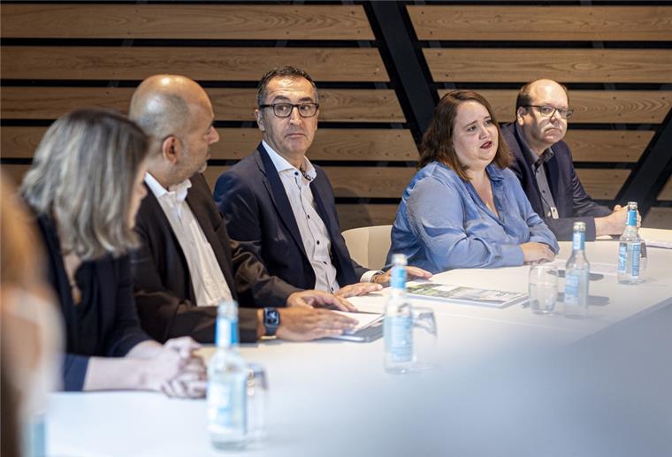 Julia Willie Hamburg, Omid Nouripour, Cem Özdemir, Ricarda Lang und Christian Meyer sitzen an einem Tisch.