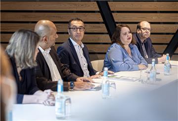 Julia Willie Hamburg, Omid Nouripour, Cem Özdemir, Ricarda Lang und Christian Meyer sitzen an einem Tisch.
