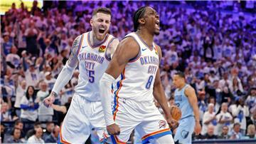 Center Isaiah Hartenstein und Jalen Williams jubeln beim Sieg der Thunder.