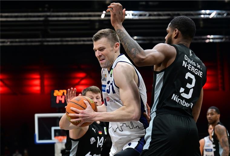 Die Eisbären gewinnen auch ohne Moore und Love Center Robert Oehle (Mitte) steuerte zwölf Punkte und zehn Rebounds zum Erfolg in Nürnberg bei.