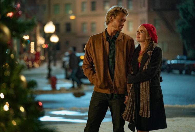 Knutschen im Angesicht des Tannenbaums Chad Michael Murray und Britt Robertson im neuen Netflix-Weihnachtsfilm „The Merry Gentlemen“ (Start 20. November)