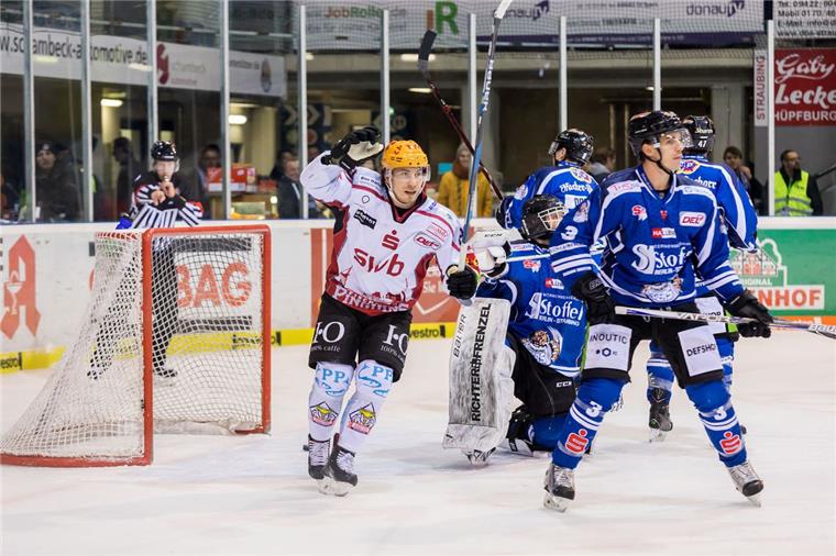 Chad Nehring jubelt. Er traf für die Fischtown Pinguins beim Sieg gegen die Straubing Tigers.