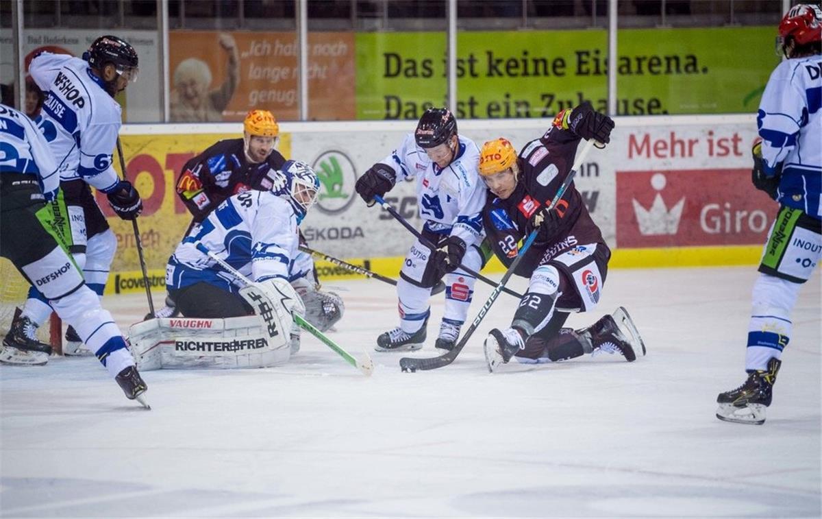 Chad Nehring (Mitte) lieferte sich mit den Pinguins einen heißen Kampf mit den Straubing Tigers.