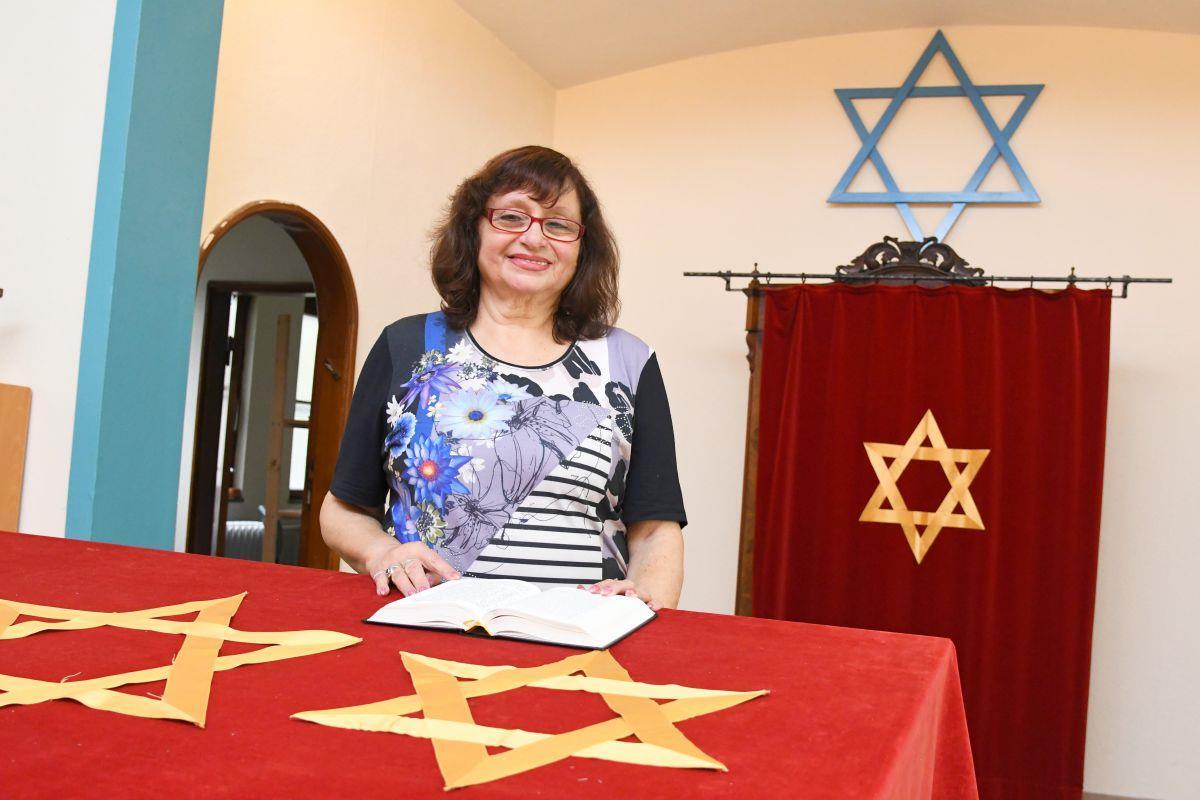 Chaja-Gitel Kan steht in der Synagoge der orthodoxen jüdischen Gemeinde im Blink-Viertel am Gebetstisch.