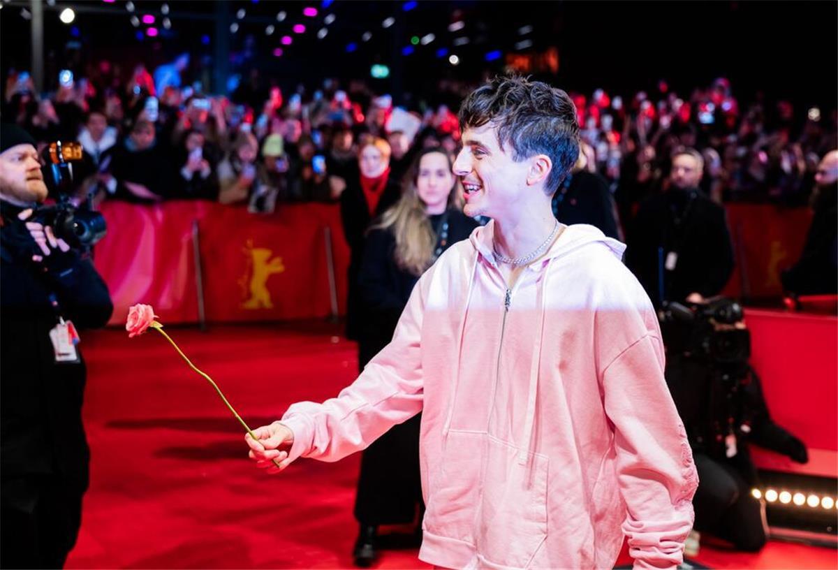 Berlinale: Timothée, Tilda und Trump als Elefant im Raum Chalamet kam am Valentinstag - und bekam ein passendes Geschenk.