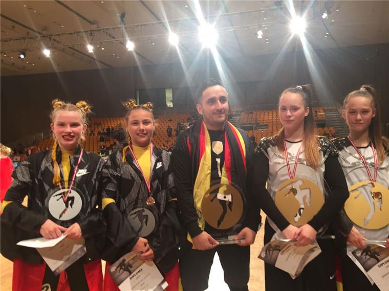 Champions unter sich: (von links) Leonie Brouwer-Pohlenz, Denise Meyer, Trainer Feriz Sula,  Jolina Preiß und Rike Jürgens.