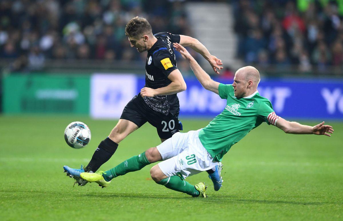Chancenlos: Werders Davy Klaassen (rechts) hat gegen Schalkes Jonjoe Kennyl das Nachsehen. 