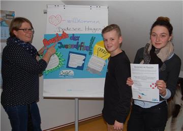 Chantal Essig und Jonas Feuß (von rechts) hätten ebenso wie Jugendpflegerin Frauke Evers (links) gerne bei der Konzeptentwicklung für einen Badesee in Hagen mitgearbeitet.