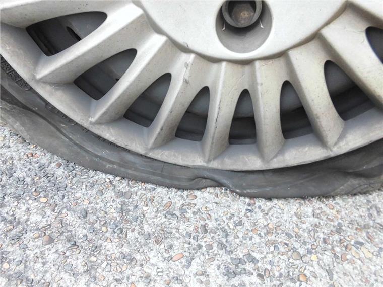 Zusammengefasst: Das war das Wochenende im nord24-Land Chaoten haben jede Menge Autoreifen in Lehe kaputt gemacht.
