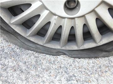 Chaoten haben jede Menge Autoreifen in Lehe kaputt gemacht.