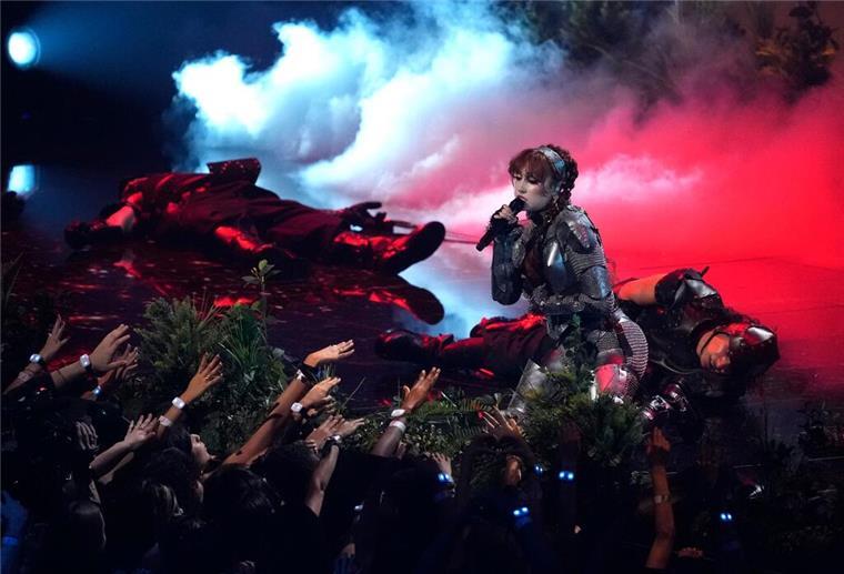 Taylor Swift schreibt bei MTV Video Music Awards Geschichte Chappell Roan singt „Good Luck, Babe!“.