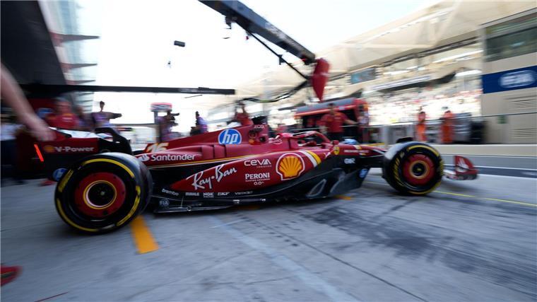 Norris im Formel-1-Training in Abu Dhabi vorn Charles Leclerc kämpft mit Ferrari noch um die Team-WM.