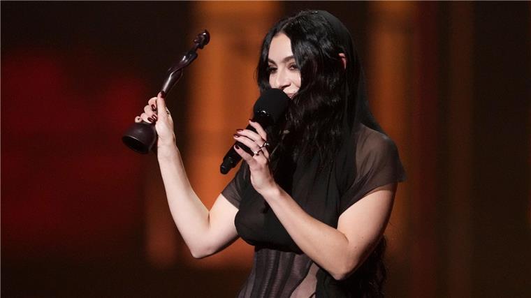 Charli XCX räumt fünf Preise bei den Brit Awards ab Charli XCX gewann bei den Brit Awards 2025 gleich fünf Preise.