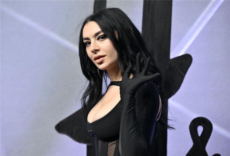 Charli XCX veröffentlicht gemeinsamen Song mit Billie Eilish Charli XCX hat sich für eine neue Remix-Version ihres Songs „Guess“ mit der amerikanischen Singer-Songwriterin Billie Eilish zusammengetan. (Archivfoto)