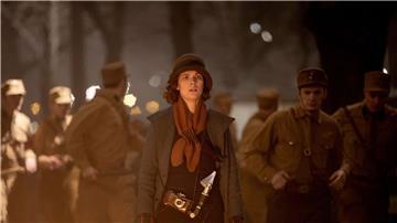 Charlotte Ritter (Liv Lisa Fries) kann nicht fassen, was um sie herum passiert.