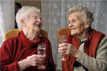 Charlotte Schumann feiert mit ihrer Zwillingsschwester Elisabeth Hemmann (links) den 95. Geburtstag. .  Foto Scheschonka