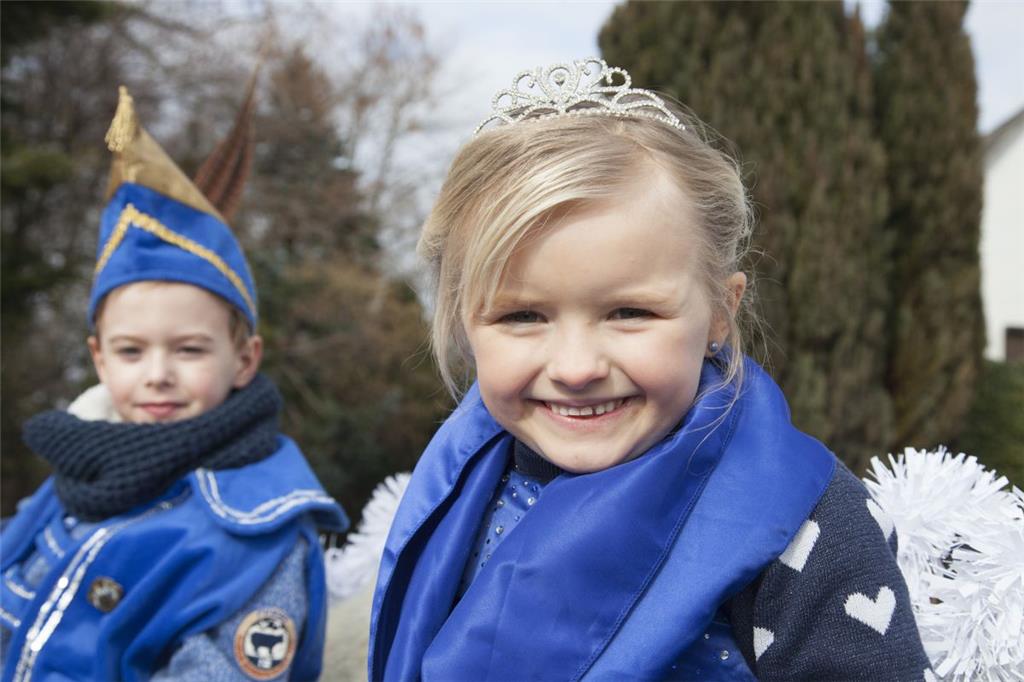 Charmanter und eifriger als das Wehdeler Kinderkönigspaar Piet und Emma kann man...