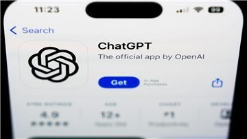 ChatGPT-App auf einem Smartphone. Die Software kann jetzt mit den Benutzern sprachlich interagieren.