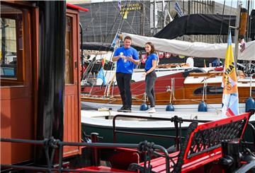 Ein Mann und eine Frau auf einem Schiff.