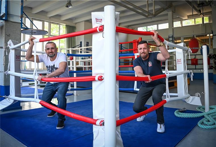 Cheftrainer Mohamad Zaher (links) und der Vorsitzende Marco Blome vom Weser-Boxring Bremerhaven freuen sich auf den anstehenden Kampftag am 3. Oktober.