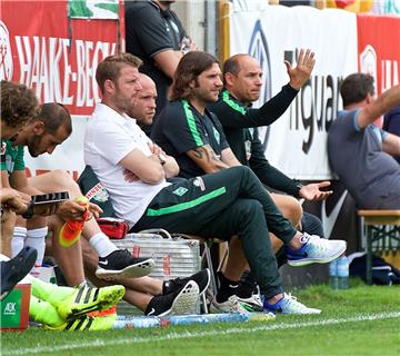 Cheftrainer Viktor Skripni, sein Assistent Torsten Frings, Torwarttrainer Christ...