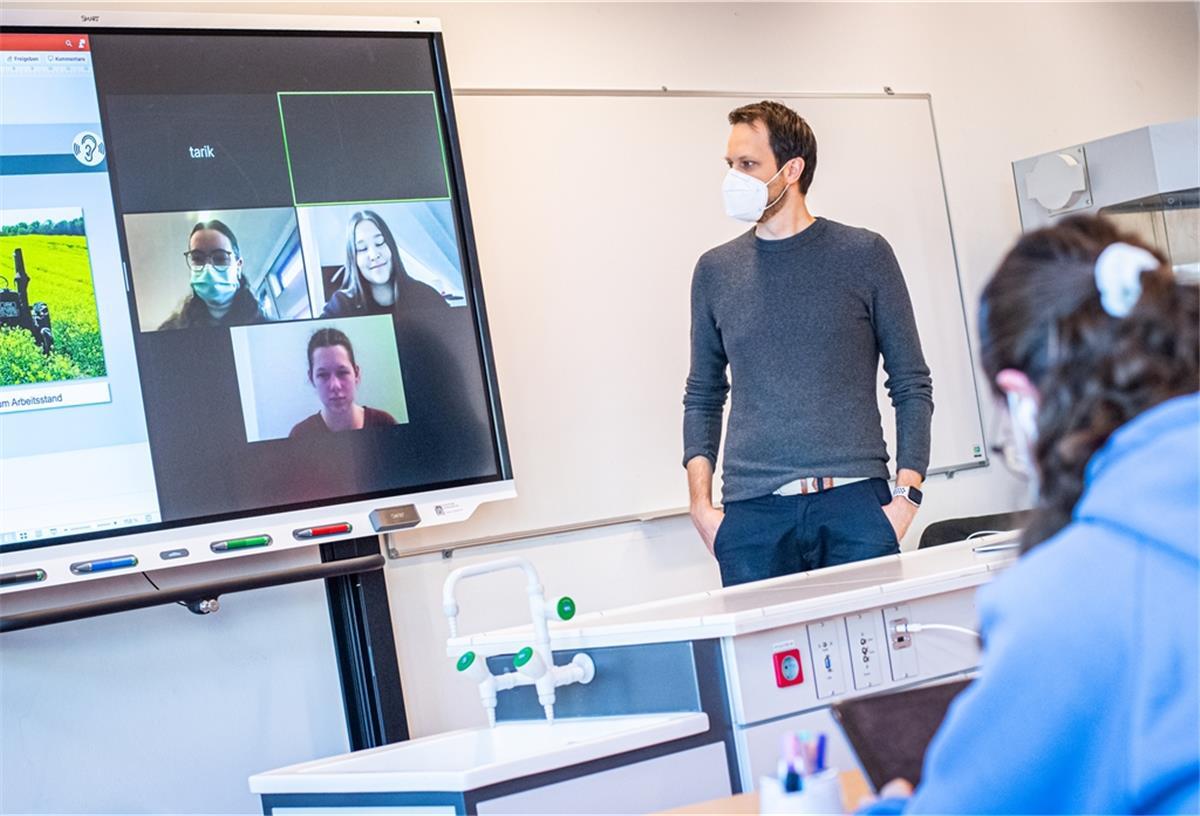 Scholl macht‘s vor: So geht Hybridunterricht Chemie- und Biologielehrer Moritz Krause entwickelt mit seinen Schülern im Klassenzimmer und denen im Homeschooling eine Zeitung zum Thema alternative Treibstoffe. Die Schüler arbeiten digital an Tablets und tauschen sich über Distanz miteinander aus.