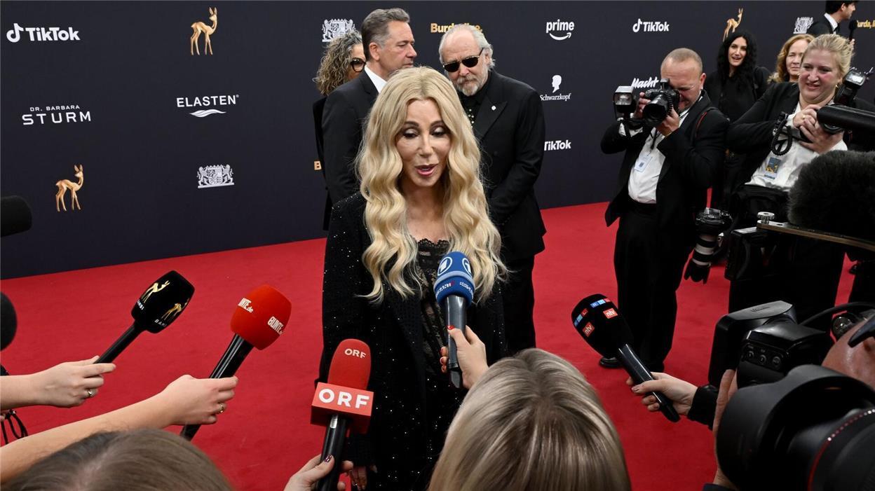 Cher auf dem Weg zur Preisverleihung.