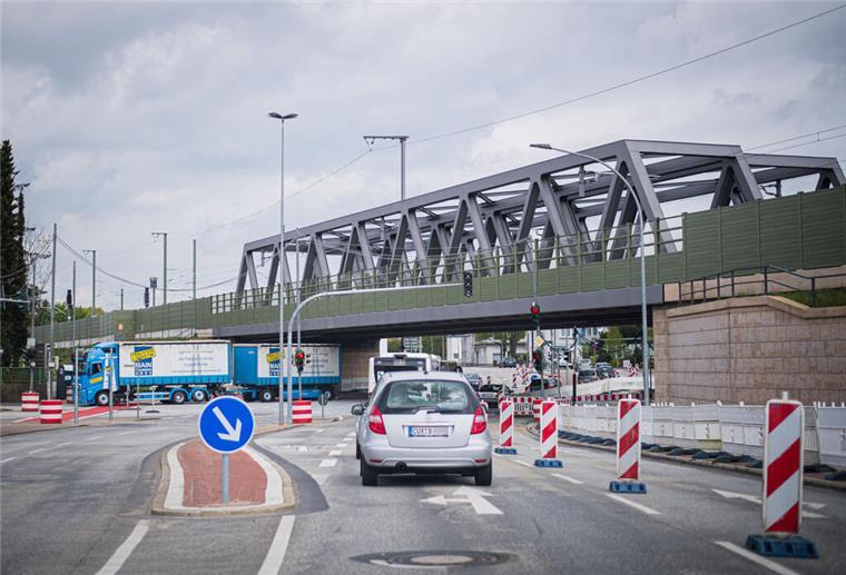 Wasserrohrbruch in Bremerhaven sorgt für viele Fragen Cherbourger Straße/Langener Landstraße: Einspurig fließt der Verkehr etwas langsamer als üblich zwischen Bremerhaven Innenstadt Richtung Langen und in umgekehrter Richtung.
