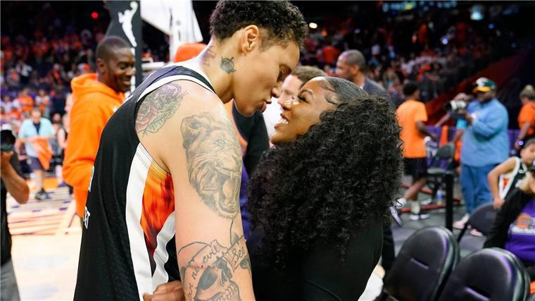 Cherelle Griner (r) brachte den Sohn zur Welt. 